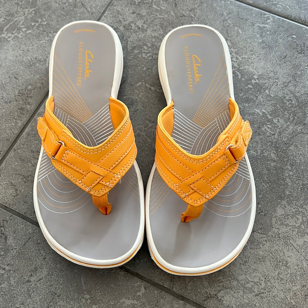 Cloudsteppers by Clarks Orange and Gray Thong Sandals
